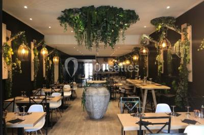 Miniature Location salle Vallauris (Alpes-Maritimes) - L'Adresse #2 Terrasse extérieure avec tables dressées, chaises en métal ajouré, plantes et pergola partiellement couverte.