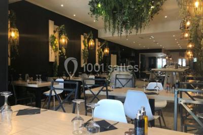 Miniature Location salle Vallauris (Alpes-Maritimes) - L'Adresse #4 Terrasse extérieure avec tables dressées, chaises en métal ajouré, plantes et pergola partiellement couverte.