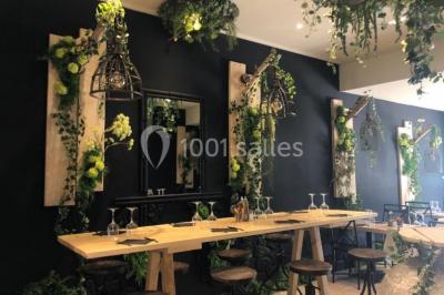 Miniature Location salle Vallauris (Alpes-Maritimes) - L'Adresse #5 Terrasse extérieure avec tables dressées, chaises en métal ajouré, plantes et pergola partiellement couverte.