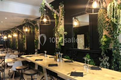 Miniature Location salle Vallauris (Alpes-Maritimes) - L'Adresse #3 Terrasse extérieure avec tables dressées, chaises en métal ajouré, plantes et pergola partiellement couverte.