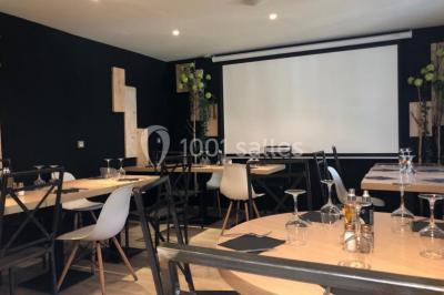 Miniature Location salle Vallauris (Alpes-Maritimes) - L'Adresse #8 Terrasse extérieure avec tables dressées, chaises en métal ajouré, plantes et pergola partiellement couverte.