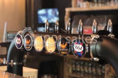 Miniature Location salle Vallauris (Alpes-Maritimes) - L'Adresse #7 Terrasse extérieure avec tables dressées, chaises en métal ajouré, plantes et pergola partiellement couverte.