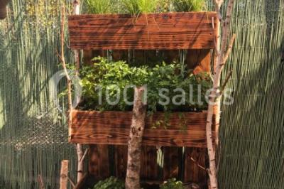 Miniature Location salle Vallauris (Alpes-Maritimes) - L'Adresse #10 Terrasse extérieure avec tables dressées, chaises en métal ajouré, plantes et pergola partiellement couverte.