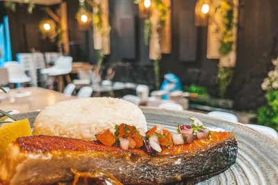 Assiette contenant des feuilles de radicchio garnies de foie gras et de morceaux de pomme disposés en étoile.