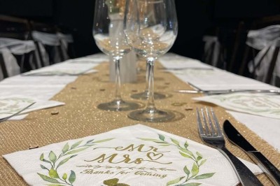 Assiette contenant des feuilles de radicchio garnies de foie gras et de morceaux de pomme disposés en étoile.