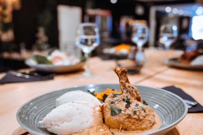 Assiette contenant des feuilles de radicchio garnies de foie gras et de morceaux de pomme disposés en étoile.