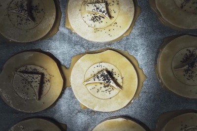 Assiette contenant des feuilles de radicchio garnies de foie gras et de morceaux de pomme disposés en étoile.