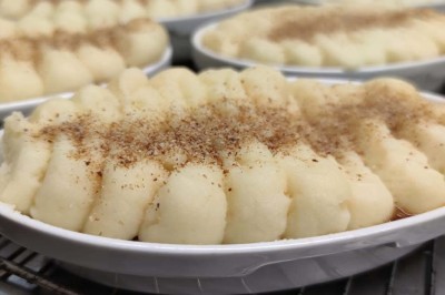 Assiette contenant des feuilles de radicchio garnies de foie gras et de morceaux de pomme disposés en étoile.