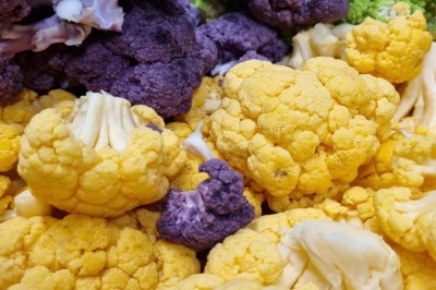 Assiette contenant des feuilles de radicchio garnies de foie gras et de morceaux de pomme disposés en étoile.