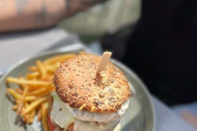 Assiette contenant des feuilles de radicchio garnies de foie gras et de morceaux de pomme disposés en étoile.