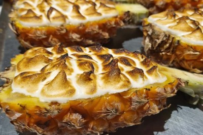 Assiette contenant des feuilles de radicchio garnies de foie gras et de morceaux de pomme disposés en étoile.