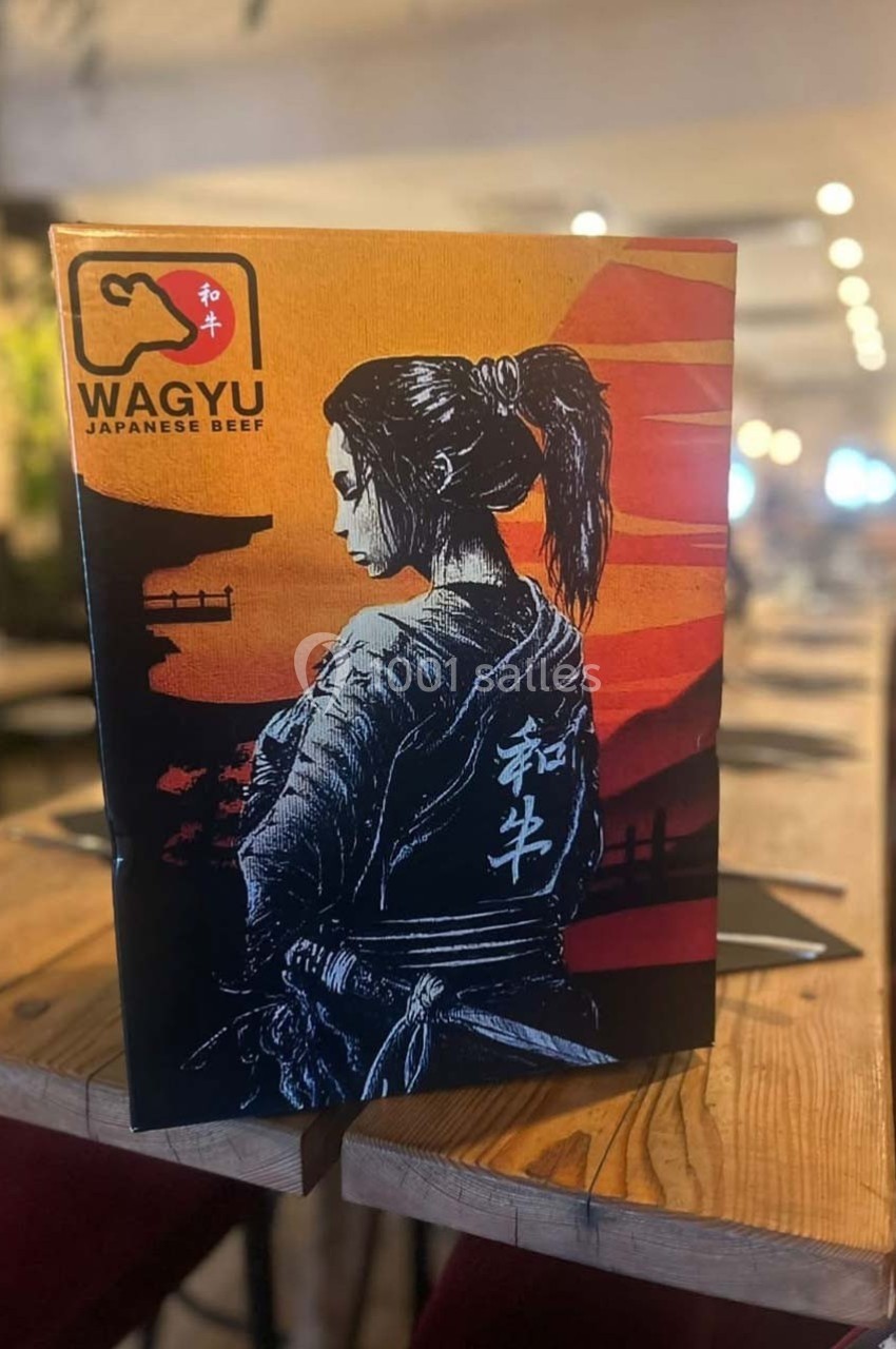 Illustration d'une femme en kimono sur un menu de restaurant, posé sur une table en bois dans un cadre chaleureux.