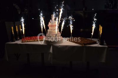 Assiette de saumon fumé avec tranches de citron vert, toasts garnis de crème et tomate, présentée sur un fond noir.