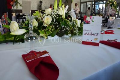 Assiette de saumon fumé avec tranches de citron vert, toasts garnis de crème et tomate, présentée sur un fond noir.