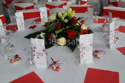 Assiette de saumon fumé avec tranches de citron vert, toasts garnis de crème et tomate, présentée sur un fond noir.