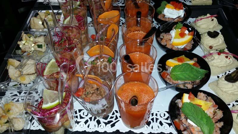 Plateau de verrines et amuse-bouches variés, comprenant soupes, salades, tartinades et garnitures colorées.