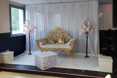 Assiette de saumon fumé avec tranches de citron vert, toasts garnis de crème et tomate, présentée sur un fond noir.