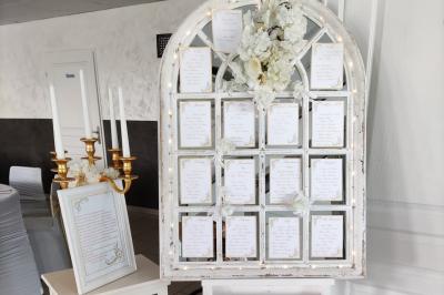 Assiette de saumon fumé avec tranches de citron vert, toasts garnis de crème et tomate, présentée sur un fond noir.