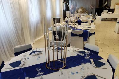 Assiette de saumon fumé avec tranches de citron vert, toasts garnis de crème et tomate, présentée sur un fond noir.