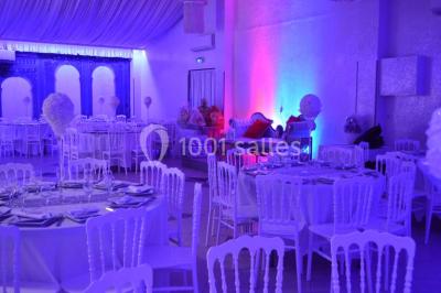 Parking vide avec marquages au sol, entouré de bâtiments industriels et d'arbres sous un ciel dégagé.