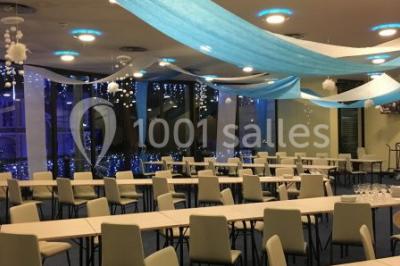 Miniature Location salle Villers-sur-Mer (Calvados) - Salle Panoramique Villers Sur Mer #9 Vue intérieure d'une salle circulaire avec de grandes baies vitrées donnant sur la mer et un ciel partiellement nuageux.