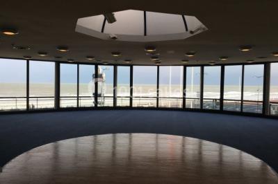 Miniature Location salle Villers-sur-Mer (Calvados) - Salle Panoramique Villers Sur Mer #2 Vue intérieure d'une salle circulaire avec de grandes baies vitrées donnant sur la mer et un ciel partiellement nuageux.