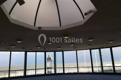 Miniature Location salle Villers-sur-Mer (Calvados) - Salle Panoramique Villers Sur Mer #13 Vue intérieure d'une salle circulaire avec de grandes baies vitrées donnant sur la mer et un ciel partiellement nuageux.