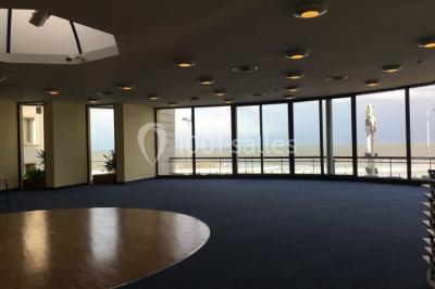 Miniature Location salle Villers-sur-Mer (Calvados) - Salle Panoramique Villers Sur Mer #12 Vue intérieure d'une salle circulaire avec de grandes baies vitrées donnant sur la mer et un ciel partiellement nuageux.