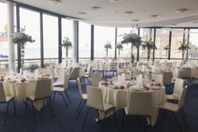 Miniature Location salle Villers-sur-Mer (Calvados) - Salle Panoramique Villers Sur Mer #3 Vue intérieure d'une salle circulaire avec de grandes baies vitrées donnant sur la mer et un ciel partiellement nuageux.