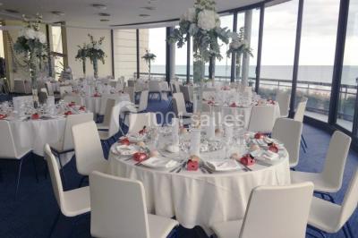 Miniature Location salle Villers-sur-Mer (Calvados) - Salle Panoramique Villers Sur Mer #4 Vue intérieure d'une salle circulaire avec de grandes baies vitrées donnant sur la mer et un ciel partiellement nuageux.