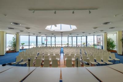 Miniature Location salle Villers-sur-Mer (Calvados) - Salle Panoramique Villers Sur Mer #7 Vue intérieure d'une salle circulaire avec de grandes baies vitrées donnant sur la mer et un ciel partiellement nuageux.
