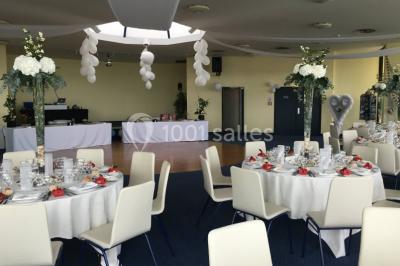 Miniature Location salle Villers-sur-Mer (Calvados) - Salle Panoramique Villers Sur Mer #6 Vue intérieure d'une salle circulaire avec de grandes baies vitrées donnant sur la mer et un ciel partiellement nuageux.