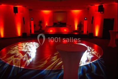 Miniature Location salle Villers-sur-Mer (Calvados) - Salle Panoramique Villers Sur Mer #8 Vue intérieure d'une salle circulaire avec de grandes baies vitrées donnant sur la mer et un ciel partiellement nuageux.