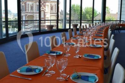 Miniature Location salle Villers-sur-Mer (Calvados) - Salle Panoramique Villers Sur Mer #11 Vue intérieure d'une salle circulaire avec de grandes baies vitrées donnant sur la mer et un ciel partiellement nuageux.