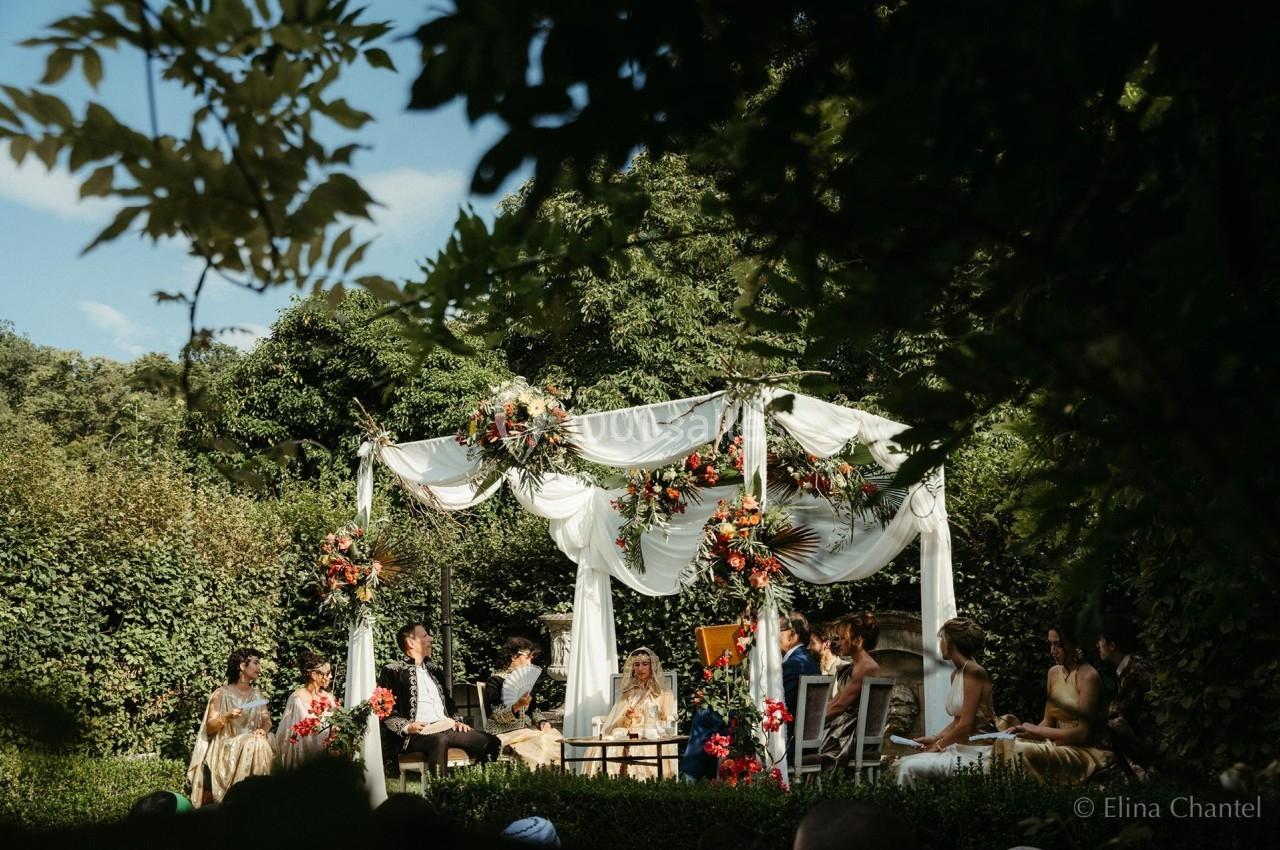 Dais pour une réception dans la Roseraie