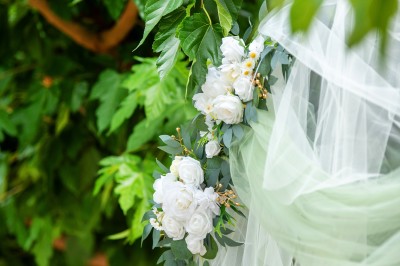 Miniature Location salle Carcès (Var) - Chateau Sainte Croix #5 Salle de restaurant avec une table dressée de verres à pied, donnant sur une cuisine visible à travers une baie vitrée.