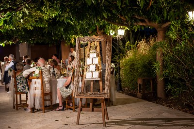 Plateau de petites assiettes garnies, posé sur une table en bois devant des vignes en arrière-plan.