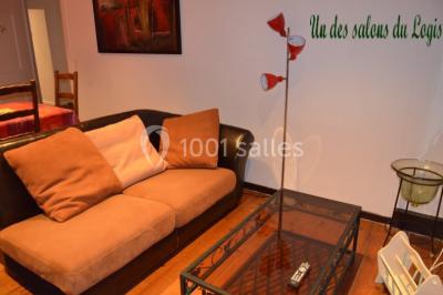 Miniature Location salle Saint-Georges-d'Espéranche (Isère) - Les Jardins du Castel #23 Cuisine rustique avec un bar en bois, éclairage chaleureux, cafetière et ustensiles suspendus au mur.