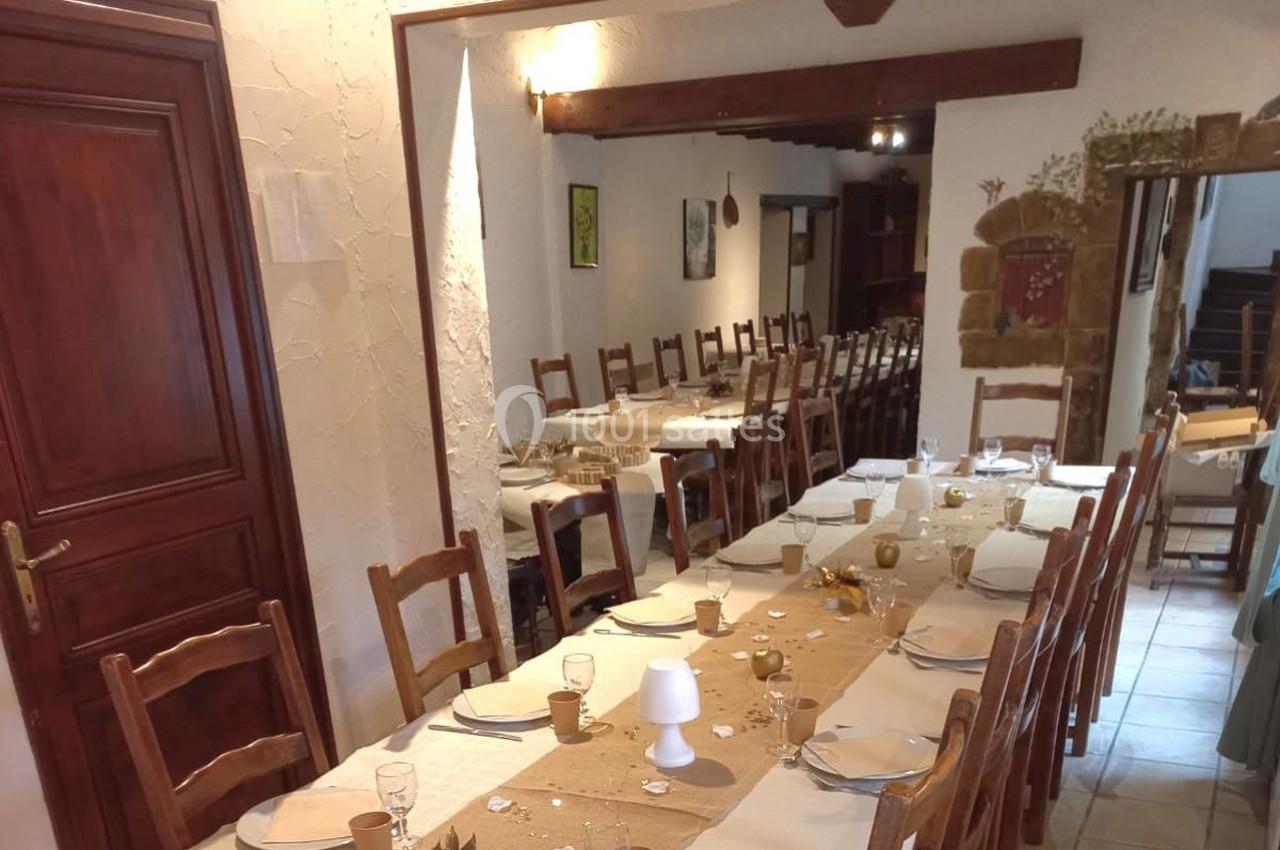 Location salle Saint-Georges-d'Espéranche (Isère) - Les Jardins du Castel #10 Salle de réception avec de longues tables dressées, nappes beiges, chaises en bois et décoration sobre.
