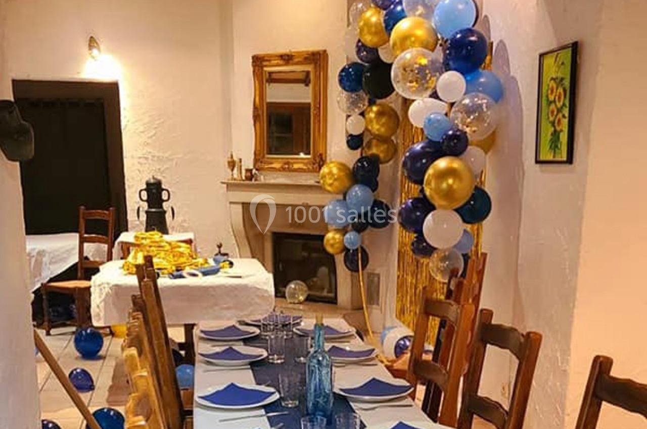 Location salle Saint-Georges-d'Espéranche (Isère) - Les Jardins du Castel #25 Salle décorée pour une fête avec ballons bleus, dorés et blancs, table dressée avec assiettes et serviettes bleues.