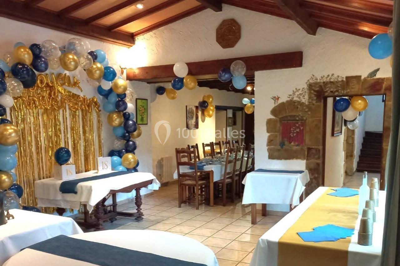 Location salle Saint-Georges-d'Espéranche (Isère) - Les Jardins du Castel #27 Salle décorée pour une fête, avec ballons colorés, guirlandes dorées et tables dressées pour les invités.