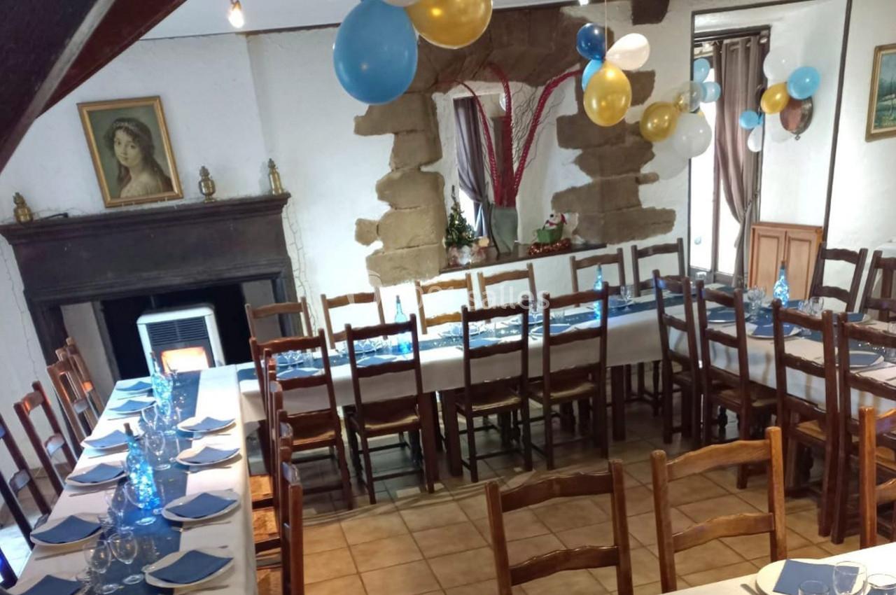 Location salle Saint-Georges-d'Espéranche (Isère) - Les Jardins du Castel #30 Salle décorée pour un événement avec des tables dressées, des ballons colorés et une cheminée en arrière-plan.