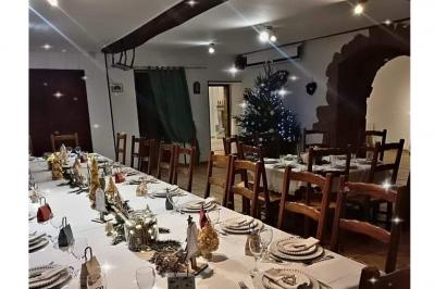 Miniature Location salle Saint-Georges-d'Espéranche (Isère) - Les Jardins du Castel #7 Cuisine rustique avec un bar en bois, éclairage chaleureux, cafetière et ustensiles suspendus au mur.