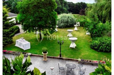 Miniature Location salle Namur (Province de Namur) - Le Domaine de L’Escaille #9 Structure gonflable noire avec cibles circulaires rouges et blanches, installée sur une pelouse en plein air.