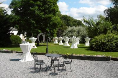 Miniature Location salle Namur (Province de Namur) - Le Domaine de L’Escaille #6 Structure gonflable noire avec cibles circulaires rouges et blanches, installée sur une pelouse en plein air.