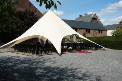 Miniature Location salle Namur (Province de Namur) - Le Domaine de L’Escaille #7 Structure gonflable noire avec cibles circulaires rouges et blanches, installée sur une pelouse en plein air.