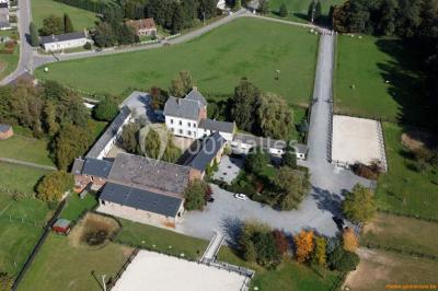 Miniature Location salle Namur (Province de Namur) - Le Domaine de L’Escaille #3 Structure gonflable noire avec cibles circulaires rouges et blanches, installée sur une pelouse en plein air.