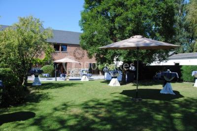 Miniature Location salle Namur (Province de Namur) - Le Domaine de L’Escaille #11 Structure gonflable noire avec cibles circulaires rouges et blanches, installée sur une pelouse en plein air.