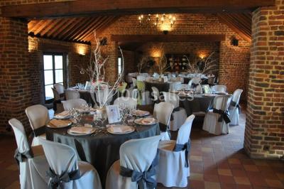 Miniature Location salle Namur (Province de Namur) - Le Domaine de L’Escaille #12 Structure gonflable noire avec cibles circulaires rouges et blanches, installée sur une pelouse en plein air.