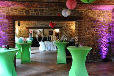 Miniature Location salle Namur (Province de Namur) - Le Domaine de L’Escaille #15 Structure gonflable noire avec cibles circulaires rouges et blanches, installée sur une pelouse en plein air.